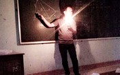 Thầy giáo cầm đèn dầu dạy học trước kỳ thi quốc gia Thầy giáo cầm đèn dầu dạy học trước kỳ thi quốc gia