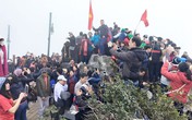 Bức ảnh hàng trăm người chen chân để "check in" trên đỉnh Fansipan gây choáng Bức ảnh hàng trăm người chen chân để "check in" trên đỉnh Fansipan gây choáng