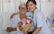 Nữ du khách Pháp cảm động trước sự giúp đỡ tận tình của một phụ nữ Việt Nữ du khách Pháp cảm động trước sự giúp đỡ tận tình của một phụ nữ Việt