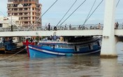 Giải cứu tàu bị mắc kẹt dưới cầu ở Phan Thiết Giải cứu tàu bị mắc kẹt dưới cầu ở Phan Thiết