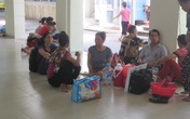 Bệnh nhân ung thư khốn khổ vì nắng nóng khủng khiếp ở Hà Nội Bệnh nhân ung thư khốn khổ vì nắng nóng khủng khiếp ở Hà Nội