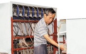 Người cựu binh tài hoa “ép” sắt vụn ra… xăng Người cựu binh tài hoa “ép” sắt vụn ra… xăng