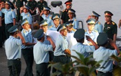 Phi công Trần Quang Khải đã về đến đất liền Phi công Trần Quang Khải đã về đến đất liền
