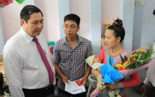 Chủ tịch Đà Nẵng đến tận nhà trao giấy khai sinh cho trẻ Chủ tịch Đà Nẵng đến tận nhà trao giấy khai sinh cho trẻ