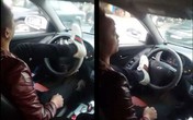 Hà Nội: Giật mình cảnh lái ô tô bằng chân giữa phố đông Hà Nội: Giật mình cảnh lái ô tô bằng chân giữa phố đông