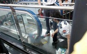 Bé 2 tuổi bị kẹt tay vào thang cuốn 15 phút, những người xung quanh thờ ơ... quay phim Bé 2 tuổi bị kẹt tay vào thang cuốn 15 phút, những người xung quanh thờ ơ... quay phim