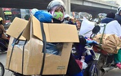 Ảnh mẹ đóng thùng đèo con về quê ăn Tết gây sốc Ảnh mẹ đóng thùng đèo con về quê ăn Tết gây sốc