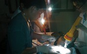 Bức ảnh bác sĩ phẫu thuật dưới ánh nến làm lay động trái tim Bức ảnh bác sĩ phẫu thuật dưới ánh nến làm lay động trái tim