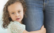 Bố mẹ nên làm gì khi con quá bám người giúp việc Bố mẹ nên làm gì khi con quá bám người giúp việc