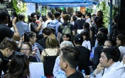 Nơi viếng ca sĩ Minh Thuận "ngập trong biển người" Nơi viếng ca sĩ Minh Thuận "ngập trong biển người"