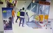 Bé gái ngã trọng thương khi bố công kênh đi thang cuốn Bé gái ngã trọng thương khi bố công kênh đi thang cuốn