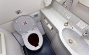 Máy bay hạ cánh khẩn cấp để hành khách đi toilet Máy bay hạ cánh khẩn cấp để hành khách đi toilet