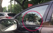 Bé gái lái ôtô biển xanh vi vu trên phố Hà Nội Bé gái lái ôtô biển xanh vi vu trên phố Hà Nội