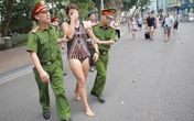 Nữ du khách bơi giữa hồ Hoàn Kiếm có biểu hiện bất thường Nữ du khách bơi giữa hồ Hoàn Kiếm có biểu hiện bất thường