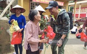 Phan Anh bỏ tiền túi ra mua hoa và quà tặng chị em vùng rốn lũ Phan Anh bỏ tiền túi ra mua hoa và quà tặng chị em vùng rốn lũ