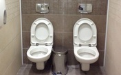 Những tình huống dở khóc dở cười khi chủ nhà đãng trí lúc làm toilet Những tình huống dở khóc dở cười khi chủ nhà đãng trí lúc làm toilet