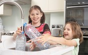 Thói quen khi sử dụng nước đóng chai khiến nhiều người tự rước nguy cơ ung thư cho mình Thói quen khi sử dụng nước đóng chai khiến nhiều người tự rước nguy cơ ung thư cho mình