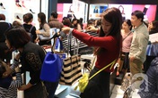 Black Friday 2016: Trước giờ G, nhiều cửa hàng ở Hà Nội đã đông khách săn hàng giảm giá Black Friday 2016: Trước giờ G, nhiều cửa hàng ở Hà Nội đã đông khách săn hàng giảm giá