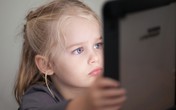 Giật mình với những nguy hiểm khi cho trẻ dùng smartphone Giật mình với những nguy hiểm khi cho trẻ dùng smartphone