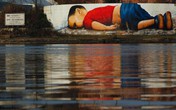 Ứa nước mắt xem tranh graffiti tưởng niệm bé Aylan chết đuối Ứa nước mắt xem tranh graffiti tưởng niệm bé Aylan chết đuối