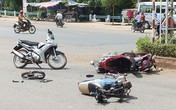 Va chạm với xe chở Chủ tịch Cà Mau, 2 nam sinh nhập viện Va chạm với xe chở Chủ tịch Cà Mau, 2 nam sinh nhập viện