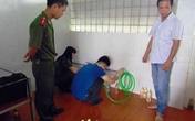 Bắt quả tang cơ sở sản xuất dấm từ nước lã và axít Bắt quả tang cơ sở sản xuất dấm từ nước lã và axít
