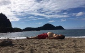 Du khách khoe bụng bia giống... núi Du khách khoe bụng bia giống... núi