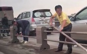 Tháo cả dải phân cách trên cầu Tháo cả dải phân cách trên cầu