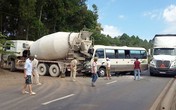 Ôtô khách chở 13 người đâm xe bồn, tài xế tử vong Ôtô khách chở 13 người đâm xe bồn, tài xế tử vong