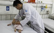 Bé 8 tháng tuổi suýt chết vì xử trí sai cách của mẹ Bé 8 tháng tuổi suýt chết vì xử trí sai cách của mẹ