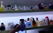 La liệt các loại nước hoa nổi tiếng 'rẻ như bèo' công khai bày bán La liệt các loại nước hoa nổi tiếng 'rẻ như bèo' công khai bày bán