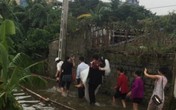 Chú rể bế cô dâu trong nước lũ Chú rể bế cô dâu trong nước lũ