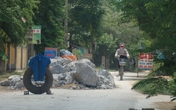 Nông Cống, Thanh Hóa: Dân đổ đất đá chặn đường ngăn xe quá tải Nông Cống, Thanh Hóa: Dân đổ đất đá chặn đường ngăn xe quá tải