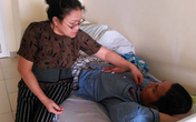 Bước đường cùng của người mẹ chục năm "bế" con trai 35 tuổi vào Nam ra Bắc chữa bệnh Bước đường cùng của người mẹ chục năm "bế" con trai 35 tuổi vào Nam ra Bắc chữa bệnh