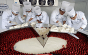Việt Nam có bánh chưng 700kg, thế giới có những bánh "khủng" cỡ nào đọ được? Việt Nam có bánh chưng 700kg, thế giới có những bánh "khủng" cỡ nào đọ được?