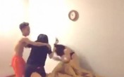 Bắt quả tang chồng 'ăn vụng' tại nhà, vợ tống cổ cô bồ trẻ không mặc gì ra đường Bắt quả tang chồng 'ăn vụng' tại nhà, vợ tống cổ cô bồ trẻ không mặc gì ra đường