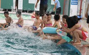 Lỗ hổng nguy hiểm khi phụ huynh cho con đi học bơi Lỗ hổng nguy hiểm khi phụ huynh cho con đi học bơi