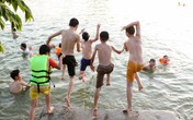 Vì nóng, nhiều trẻ em giỡn mặt “tử thần” kiểu này Vì nóng, nhiều trẻ em giỡn mặt “tử thần” kiểu này