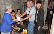 Mang thân tật nguyền đi bán cà phê, sách để... làm từ thiện Mang thân tật nguyền đi bán cà phê, sách để... làm từ thiện
