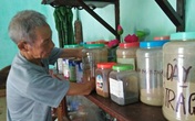 Cựu binh cụt cả 2 tay, vừa viết văn vừa bốc thuốc Cựu binh cụt cả 2 tay, vừa viết văn vừa bốc thuốc