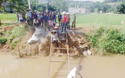 Hậu Lộc (Thanh Hóa): Dân “bò” qua kênh bằng thang sắt Hậu Lộc (Thanh Hóa): Dân “bò” qua kênh bằng thang sắt