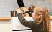 Phút lơ là của cha mẹ, con gặp họa khi vật nhọn đâm Phút lơ là của cha mẹ, con gặp họa khi vật nhọn đâm