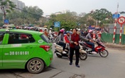Người phụ nữ 10 năm “điên” với giao thông Hà Nội Người phụ nữ 10 năm “điên” với giao thông Hà Nội