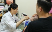 Trẻ bị liệt mặt, da bọc xương vì viêm tai giữa Trẻ bị liệt mặt, da bọc xương vì viêm tai giữa