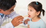 Những sai lầm khiến trẻ mắc viêm họng giữa mùa nóng Những sai lầm khiến trẻ mắc viêm họng giữa mùa nóng
