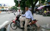 Nhà nghèo, nuôi vợ bệnh vẫn chạy xe ôm miễn phí giúp người Nhà nghèo, nuôi vợ bệnh vẫn chạy xe ôm miễn phí giúp người