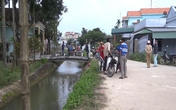 Đi tập văn nghệ, bé gái rơi xuống mương tử vong Đi tập văn nghệ, bé gái rơi xuống mương tử vong
