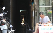 Cận cảnh những con ngõ phố cổ Hà Nội đặc biệt, hẹp và tối vừa vặn một người đi Cận cảnh những con ngõ phố cổ Hà Nội đặc biệt, hẹp và tối vừa vặn một người đi