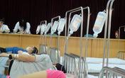 Cao điểm sốt xuất huyết: Bác sĩ hủy phép, bệnh viện nhường hội trường kê giường cho bệnh nhân Cao điểm sốt xuất huyết: Bác sĩ hủy phép, bệnh viện nhường hội trường kê giường cho bệnh nhân