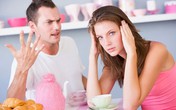 Cào lưng chồng để trị tật... cuồng ghen Cào lưng chồng để trị tật... cuồng ghen